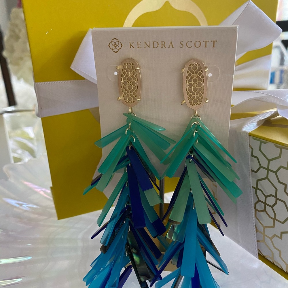 Kendra Scott Justyne earrings project level.